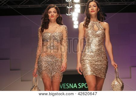 Záhřeb, Chorvatsko - 16. února: Model chodí dráha v prezentaci kolekce Vesna Sposa během 