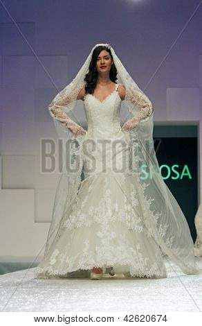 Záhřeb, Chorvatsko - 16. února: Fashion model nosí svatební šaty vyrobené od Vesna Sposa na 