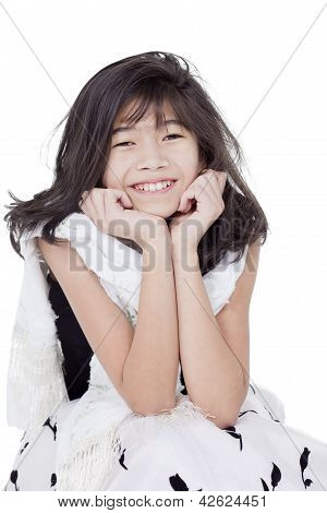 สาวใน Bkack และสีขาวเป็นชุด นั่ง และยิ้ม