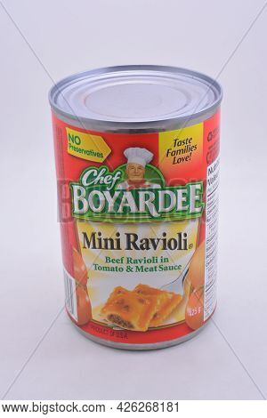 Manila, Ph - July 9 - Chef Boyardee Mini Ravioli In Beef Ravioli Tomato Sauce And Meat Sauce On July