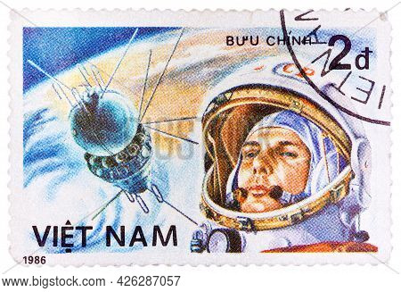 Vietnam - Circa 1986: Postage Stamp Printed In Vietnam Shows First Spaceman Yuri Gagarin, Series, Ci