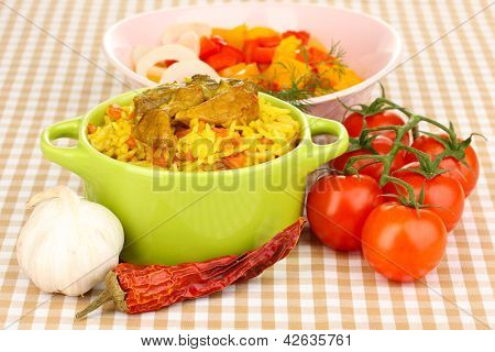 Köstlichen Pilaf mit Gemüse auf Tischtuch Hintergrund