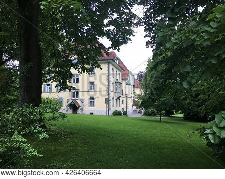 Altersresidenz Singenberg Oder Seniorenwohnsitz Singenberg (retirement Home Or Wohnen Und Pflege Für
