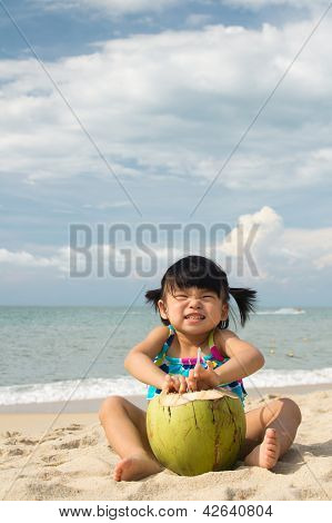 Niña asiática en la playa