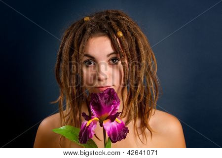 Belle jeune femme aux Dreadlocks sur un fond foncé
