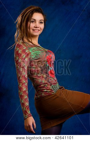 Portrait d'une belle jeune femme aux Dreadlocks contre un bleu