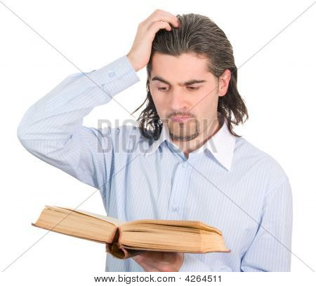 Jovem bonito cara olha para o grande livro e entende nada isolado branco