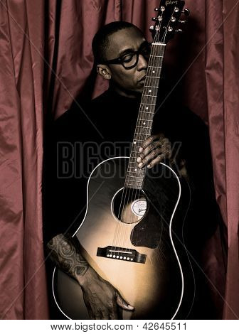PARIS, França - 8 de fevereiro de 2011: Retrato do cantor americano Raphael Saadiq no ó, Paris, França