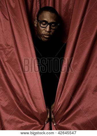PARIS, França - 8 de fevereiro de 2011: Retrato do cantor americano Raphael Saadiq no ó, Paris, França