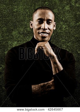 PARIS, França - 8 de fevereiro de 2011: Retrato do cantor americano Raphael Saadiq no ó, Paris, França