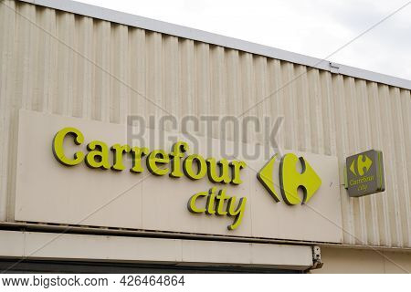 Bordeaux , Aquitaine France  - 07 04 2021 : Carrefour City Shop Supermarket Sign Green Logo And Bran