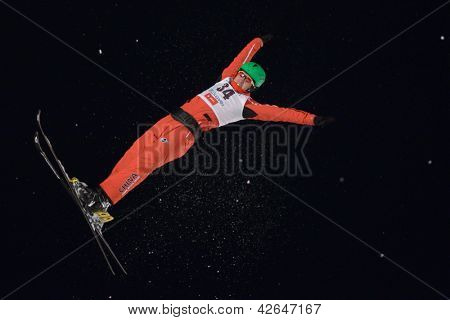 BUKOVEL, Ukrajina - 23. února: Čao Wu, Čína provádí letecké lyžování během mistrovství světa Freestyle Ski