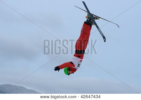 BUKOVEL, Ukrajina - 23. února: Čao Wu, Čína provádí letecké lyžování během mistrovství světa Freestyle Ski