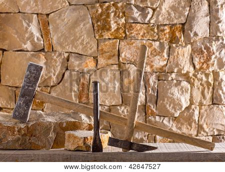 망치 메이슨 도구 stonecutter 벽돌의 건축 돌 벽에 작동