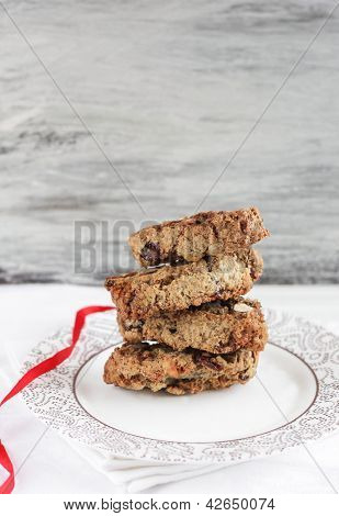 cookies med nötter och röda ränder