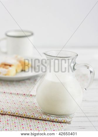 Glaskanna med mjölk