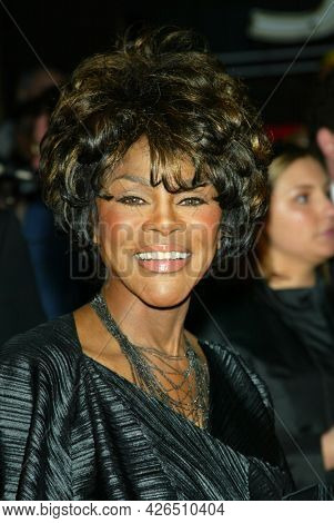 LOS ANGELES - MAR 16: Cicely Tyson arrives to ABC's 50th Anniversary Celebration on March 16, 2003 in Hollywood, CA