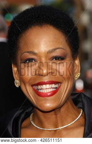 LOS ANGELES - JUN 12: Yvette Freeman arrives to  AFI Lifetime Achievement Award honoring Robert DeNiro on June 12, 2003 in Hollywood, CA