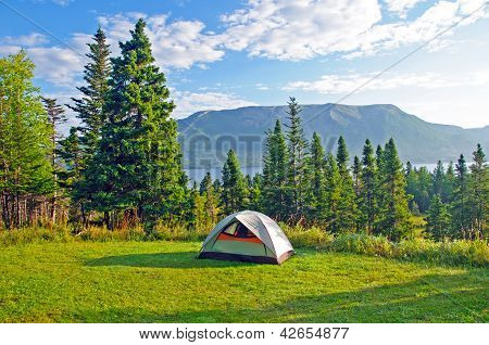 Campingplads i tidlig morgen på kysten