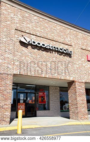 Augusta, Ga Usa - 03 04 21: Boost Mobile Retail Store Entrance Exterior Building Sign - Hwy 25