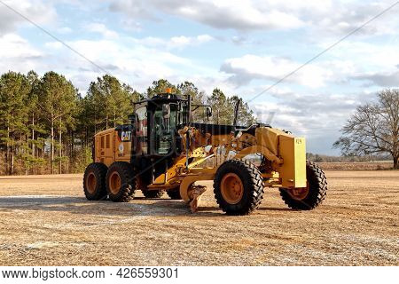 Stapleton, Ga Usa - 01 25 21: Cat Industrial Front Loader Shovel On A Vacant Lot In The Country