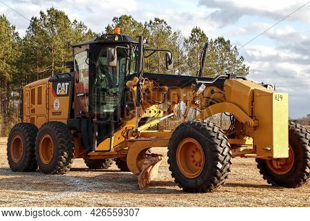 Stapleton, Ga Usa - 01 25 21: Close Up Cat Industrial Front Loader Shovel On A Vacant Lot In The Cou