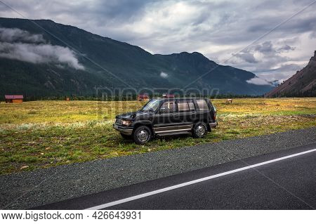 Ulagansky District, Altai Republic, Russia-july 22, 2020: An Suv Stands On The Side Of The Chuysky T