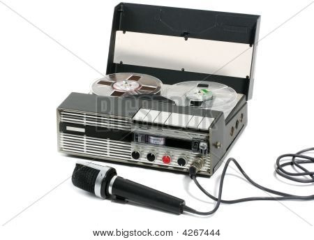 Tragbarer Kassettenrecorder und Mikrofon