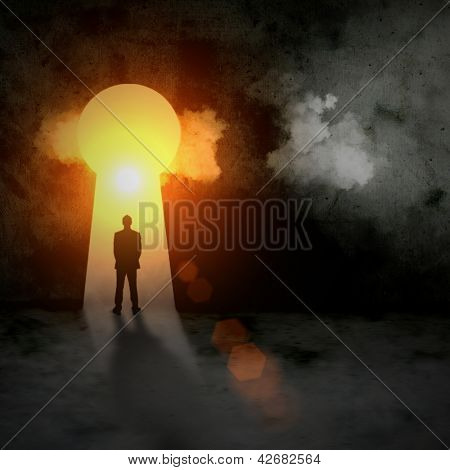 열쇠 구멍 태양 위에 빛나는 서 사업가의 실루엣