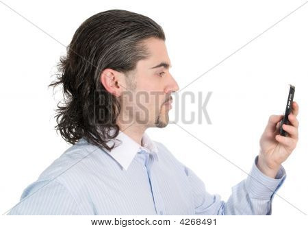 Perfil do homem jovem bonito com Mobile Phone branco na mão isolado