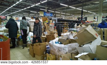 St. Petersburg, Russia - December, 2019: Bankruptcy Of Supermarket, Largest Retailer. Clutter, Trash