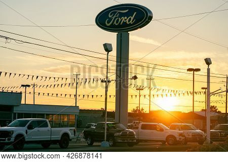 Yakima, Washington - July 6, 2021: Sunset Falls On A Ford Car And Truck Dealership In The Summer