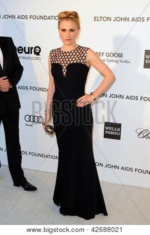 LOS ANGELES - FEB 24: Anna Paquin kommt in der Elton John Aids Foundation 21. Academy Awards Vie