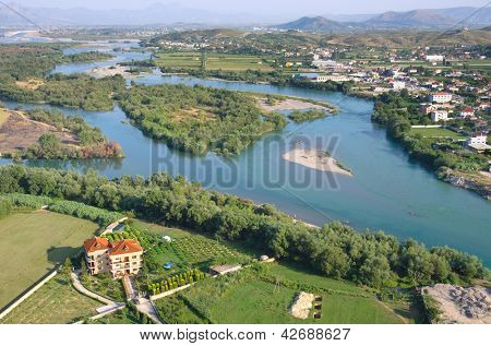 widok z lotu ptaka nad rzeką Buna od Zamek Rozafa, Shkodra