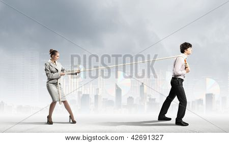 Imagem de três empresários com corda contra o fundo do diagrama