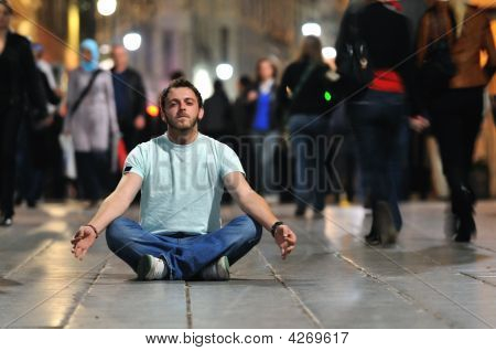 Mladý muž meditace jóga v lotosové pozici