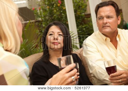 Tre amici, godendo di vino sulla terrazza