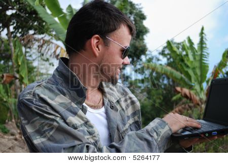 Giovane uomo con Computer