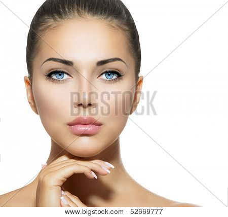 Mujer hermosa cara. Retrato de belleza. Hermoso Spa mujer tocando su rostro. Piel fresca perfecta. PU