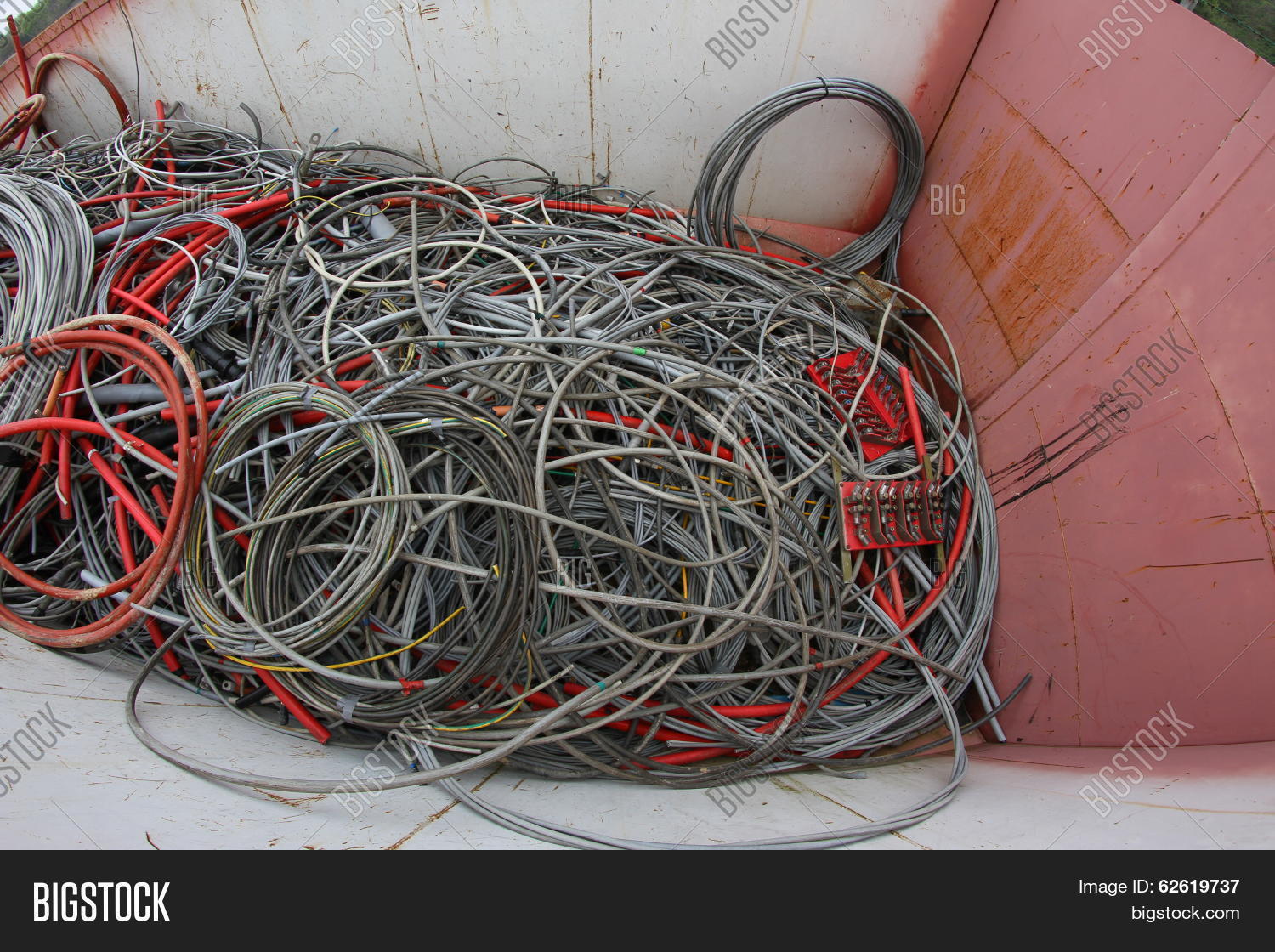 Где найти медный кабель под землей для сдачи