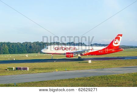 Air Berlin Boeing 737 Lands