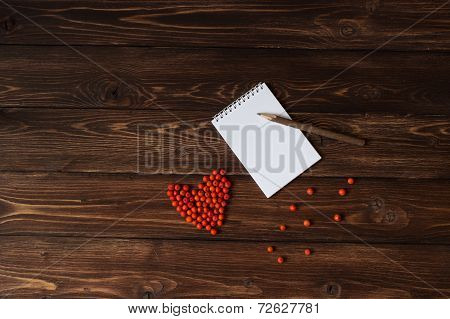 Ashberry as a heart shape at the wooden table