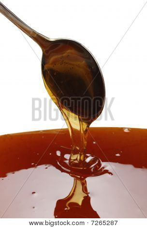 Miele e cucchiaio studio isolata on white background
