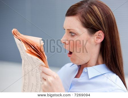 读报纸的惊讶女商人