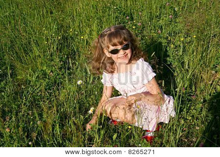 La ragazza su un prato verde
