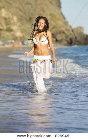 Correndo ao longo da praia