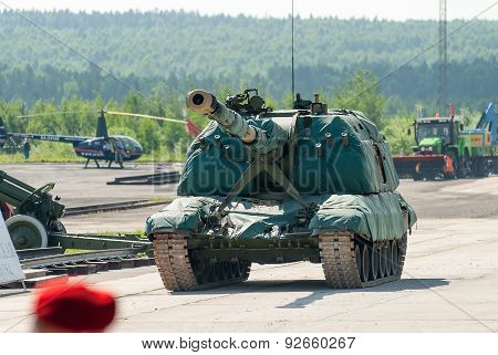 Msta-S 152 mm howitzer 2S19 in motion. Russia