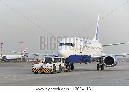 Boeing 737 Transaero Towed To The Runway.