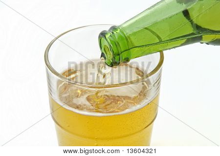 Nalil pivo do skla
