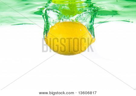 Citron faldt i vandet. Close-up.
